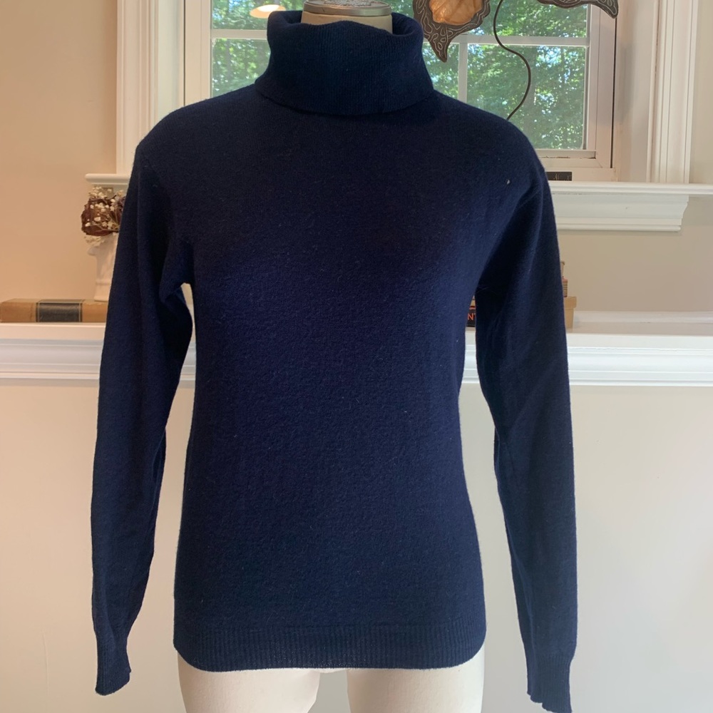Lovely midnight blue two-ply cashmere turtleneck